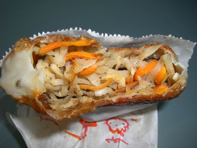 街中の屋台で買ったもの。<br />うすいパンのようなお饅頭のような生地のなかに<br />大根、人参、干しえびなどが入ったもの。<br />揚げ焼きみたいにして作っていました。<br />しっかり味がついていてちょっとピリ辛でおいしかったです。