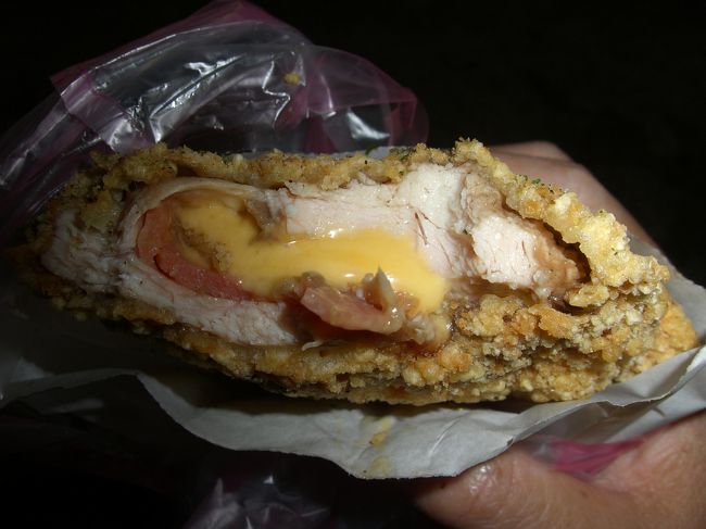 5日目の夜、また士林夜市に戻ってきました。<br />チキンカツにチーズが挟まったものです。<br />チーズがとろとろでおいしかった。<br />雪片ってカキ氷が食べたかったのですが定休日でもないのに休みで食べられませんでした。<br />残念。