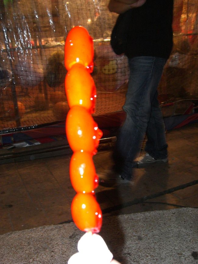 りんご飴のトマトバージョン。<br />はじめは口のなかで飴とトマトに分かれて味が喧嘩してましたが<br />食べ続けているうちに美味しくなってきました。<br />けっこうおすすめです。