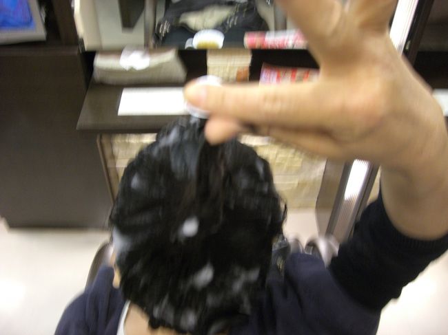 台湾式シャンプーも体験してきました。<br />お店のお兄さんに写真をお願いするとこんな感じになりました。<br />髪の毛が角たってるかんじがあまりわかりませんねえ。