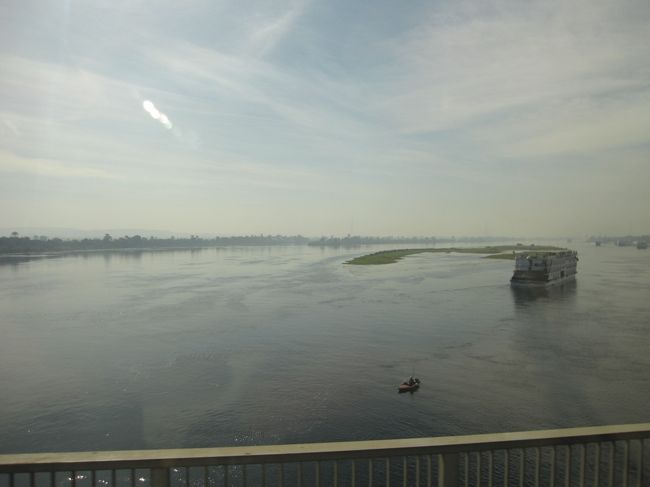 橋を渡る。<br /><br />穏やかな昼間のナイル川。<br /><br />客船もゆっくり進んでる。