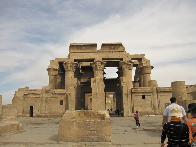 階段を上がるとありました！<br /><br />ワニを祀る、二重構造、の珍しい造りで有名な<br />「コム・オンボ神殿」！！<br /><br />左右対称に出入り口があり、<br />左が「ホルス神」<br />右がワニの神セベクに捧げられている。<br /><br /><br /><br />