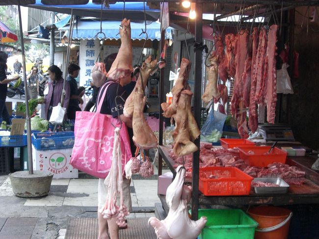 ホテル近所の市場です。<br />お肉やさんの前にはダイナミックにお肉がどーーん。<br />これ肝臓、こっちは脳？とこわごわながらまじまじ見てしまいます。