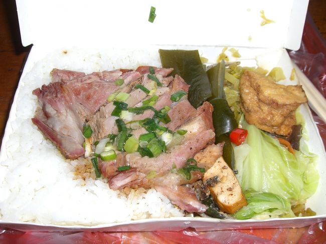 市場にあった行列のできているお弁当やさんで最後の台湾ごはん。<br />空港で食べました。<br />これで台湾（ごはん）とお別れなんてさみしいです。<br />次はいつ来よう。