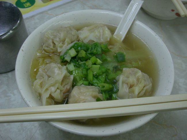 そこらへんのご飯やさんでワンタンメン。