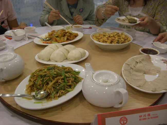 ツアーの皆さんと昼食。<br />お茶が無くなればふたをずらしておくと淹れてくれると教わりました。