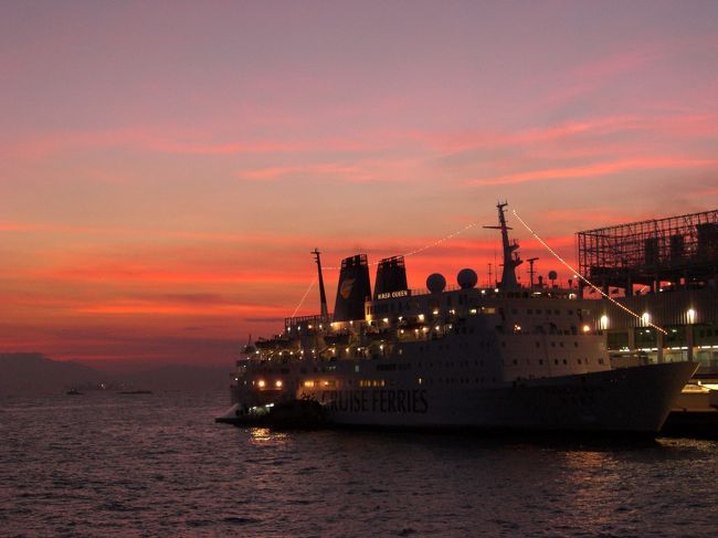 船に乗って向こう岸まで。<br />この後確かビクトリアピークまでいきました。