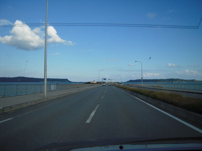 うるま市にある全長4.7?の海中道路です。