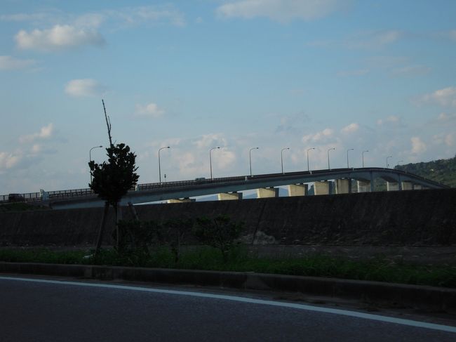 浜比嘉島へ渡る浜比嘉大橋。<br />全長1430m<br />