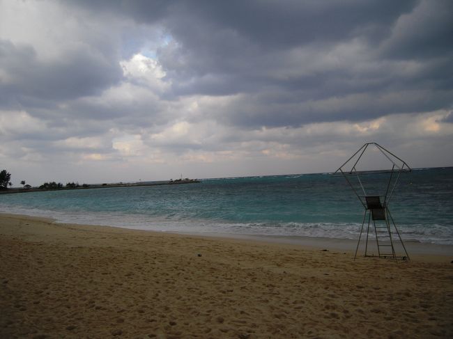 最終日の朝は、こんなどんよりした空で、<br />気温も低かったのですが、折角だからと朝食を食べた後砂浜を散歩しました。