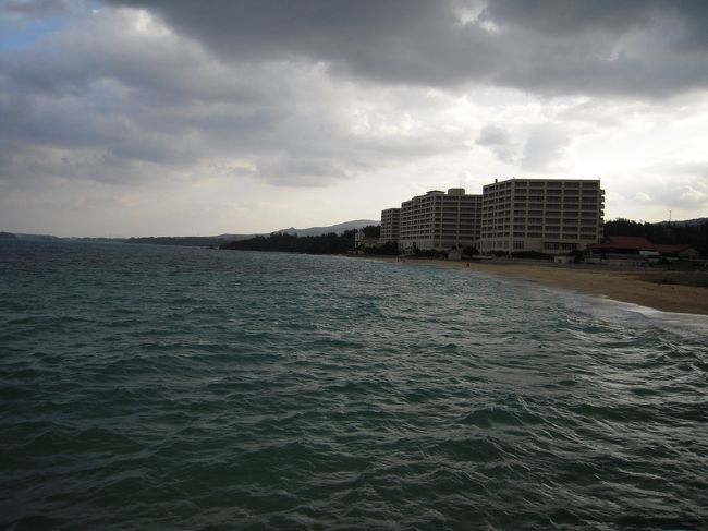 風も強く、波が荒いです。<br />奥に見えてる建物が私達が宿泊したホテル。