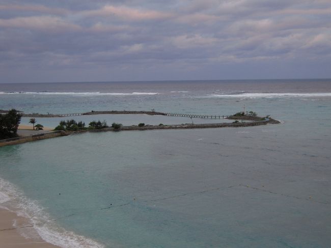 ホテルの砂浜から続いてる遊歩道。<br />こちらまで行ってみました。