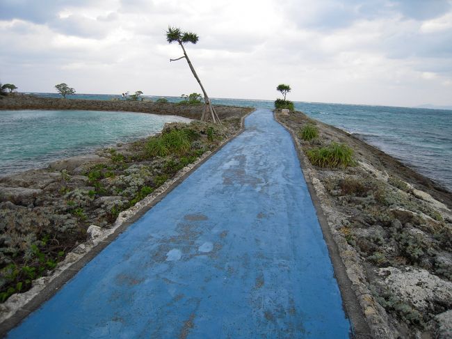 こちらを歩いていきます。<br />左は湾ですが、右は海です。