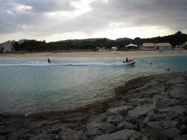 湾の中ではウェイクボードをしてました。<br />寒くないのかなぁ。