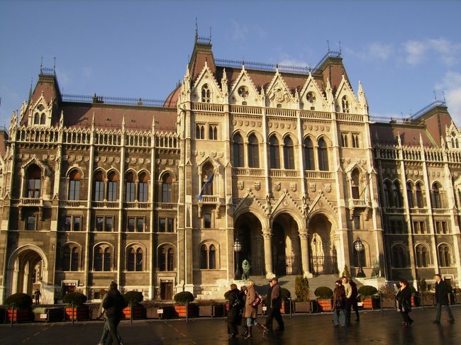 国会議事堂。<br />ここへ来たのはガイドブックに書いてあった見学ツアーへの参加が目的だ。<br />近くで見るより、ドナウ川を挟んで対岸のブダ地区から風景として見るのが断然良い。<br />と言いつつ間近で見ても、その姿は貴婦人のよう。レースのヴェールを被ったような細やかな細工、私が一番好きなのは屋根の、何色とも言えない色合いだ。<br />