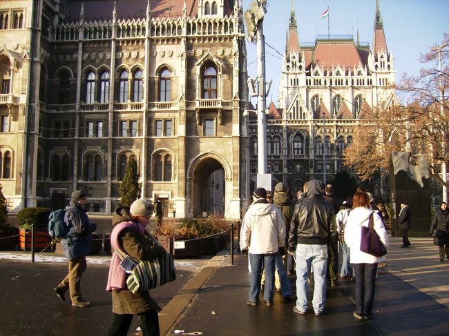 英語はじめ何ヶ国語かのガイドで国会議事堂内が見学できる。というかここに入るにはそれしか方法がない。<br />10時開始のツアーに参加しようと30分前に行くと長い行列が出来ている。「チケットを先に買え」的なことが書かれているプラカードを持っている人に聞くと「あの"X"の窓口で買うんだ」。見ると道を隔てた向こう側に"X"と書かれた扉。<br />間に合わんし！と慌てに慌てて柵をまたぎ道を横切ろうとするも警備員に捕まる格好悪い私。。。<br />何と、これはツアー開始を待つ人々ではなく、チケット買うだけですんごい行列の人々なのでした。