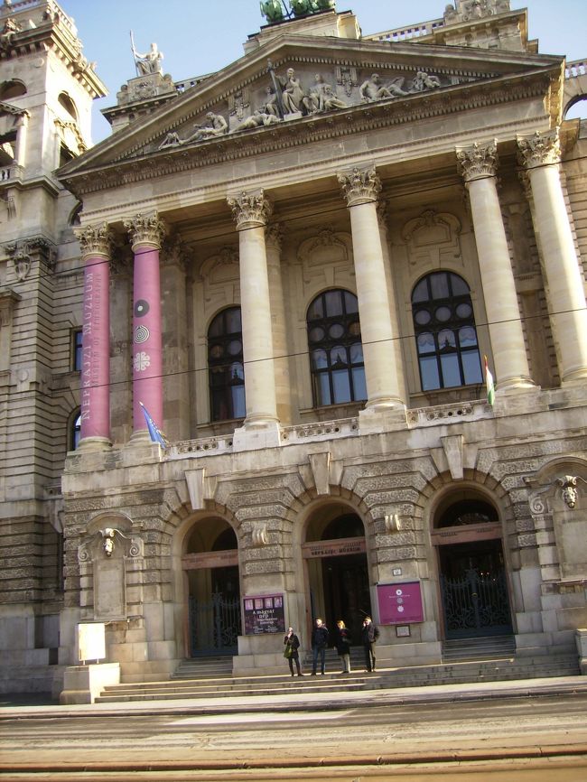 国立民俗博物館。<br />大人しく列に並んで正午スタートのチケットが買えた。1時間半程時間が空くので、都合よく向かいにあったこの博物館を鑑賞する。<br />「民俗」という言葉にゾクゾクするのは私だけでしょうか。<br />午前中ということもあってか館内は静まり返っている。