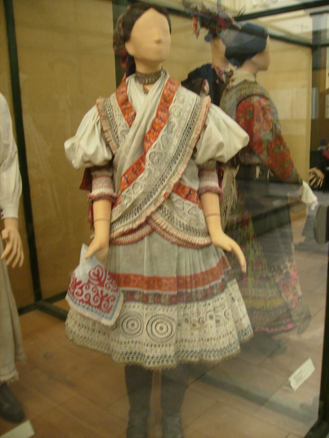 民博らしく、可愛い民族衣装たちがお出迎え。<br />民族衣装大好き♪（特に刺繍もの）<br />２階のミュージアムショップはこじんまりとしているが、掘り出し物を発見したので是非覗くべし。<br />ハンドクラフトのピアス、約1,000円。学生さんの作品だそうだ。<br />お互い誰だか知らない作り手と私を繋ぐ、小さな刺繍のてんとう虫。何だか嬉しい。<br />