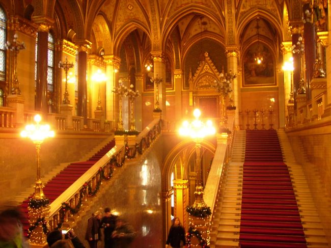 そうこうしているうちに、正午になったので国会議事堂正面に集合しツアーの始まり始まり。<br />英語ガイドの言うことは半分も分かっていない。だけどガイドがイケメンだということは分かる。<br />