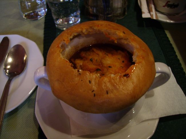 ハンガリー名物料理「グヤーシュ」。<br />トマトとパプリカのシチュー（スープ）みたいなものです。<br />しかしつぼ焼き風は初めてみたぞ。<br />しかもバジルきかせすぎやで。<br />これ、ほんとにグヤーシュで合ってんのかねぇ･･･<br />