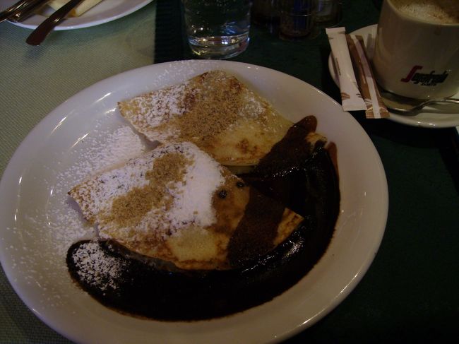 グンデル・パラチンタという名の有名なデザートがある。これはハンガリーきっての高級店「グンデル」で出されているパラチンタ（クレープのようなもの）である。<br />もちろん私は「グンデル」などには行けない。従ってどこの店にもあるグンデル「風」をいただく。クレープの中と外に散りばめられた香ばしい粒（胡桃らしい）、そこにダークチョコソースがかかっている。ほんのりブランデー風味。<br />偽モンでも美味しかった。<br /><br />