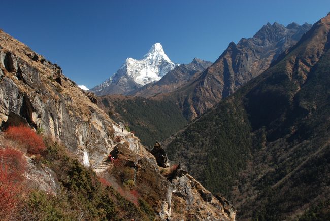 アマダブラムに見送られるように<br />この道をナムチェに向かいました。