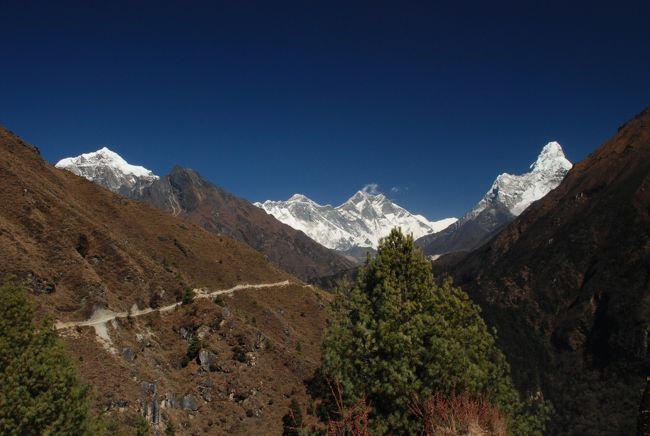 道のりはながい。<br />この道を歩いてカラパタールヘ。<br />戻ってきましたヒマラヤのエベレスト街道を。