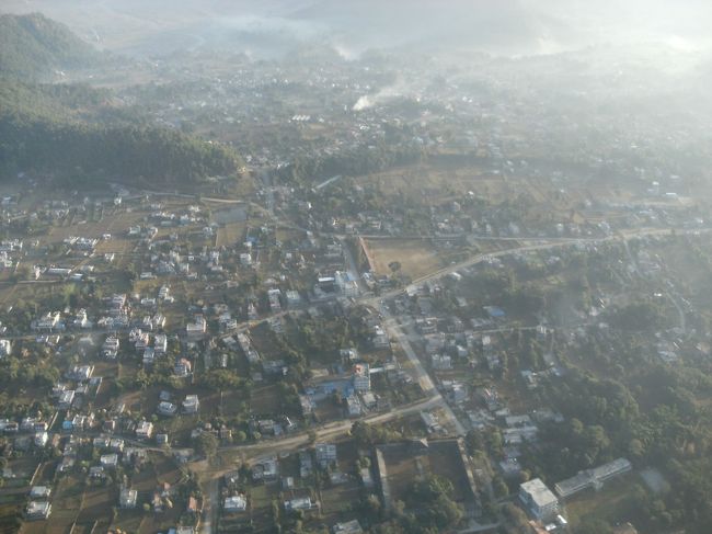 <br />　高度が下がってくるとポカラの市街地が見えてきた