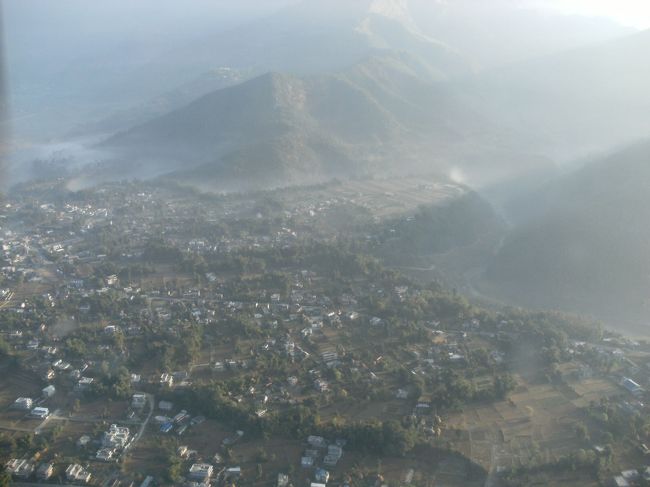 <br />　朝のポカラ市街地の様子・・・