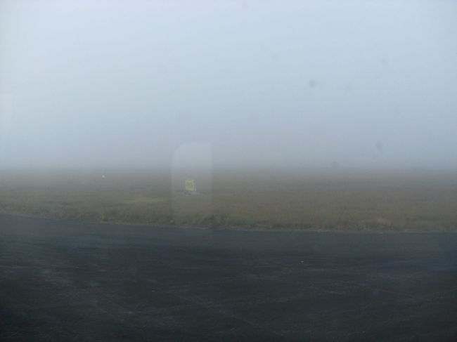 <br />　このように滑走路は霧のため視界がすこぶる悪い・・<br /><br />　