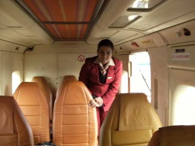 <br />　ＳＩＴＡ・ＡＩＲ機は濃い霧の中を無事に着陸、<br /><br />　キャビンアテンダントも安堵の表情だ・・