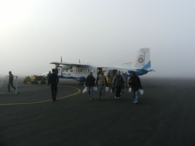 　<br />　ＳＩＴＡ・ＡＩＲ機は無事ポカラ空港に到着・・<br /><br />　辺り一帯は濃い霧で覆われていた・・・