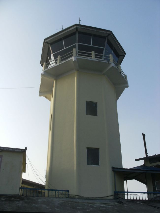 <br />　ポカラ空港管制塔・・