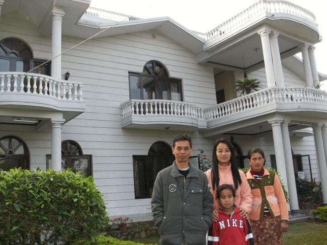 <br />　ポカラでは Hotel Green View・グリーンビューホテルというゲストハウスに滞在することにした。<br /><br />　ポカラにはゲストハウスが、ダムサイドとレイクサイドの二箇所にあるが、グリーンビューホテルはダムサイドにある。<br /><br />　なかなかお洒落なゲストハウスだった。このホテルのオーナー一家とお手伝いさん・・・