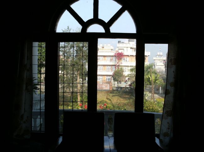 <br />　部屋からよく手入れの行き届いた庭が見渡せる・・<br /><br />　前のゲストハウスが邪魔で、アンナプルナの山並みが見えないのが惜しい・・・<br />　