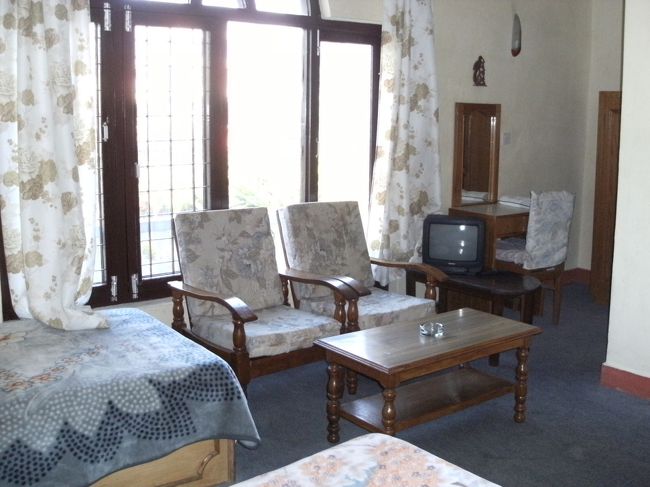 <br />　部屋の様子・・・<br /><br />　テレビはあるが映りが悪いのはこの国では仕方がない・・・<br /><br />　もちろん蝋燭も用意してある（停電のために）