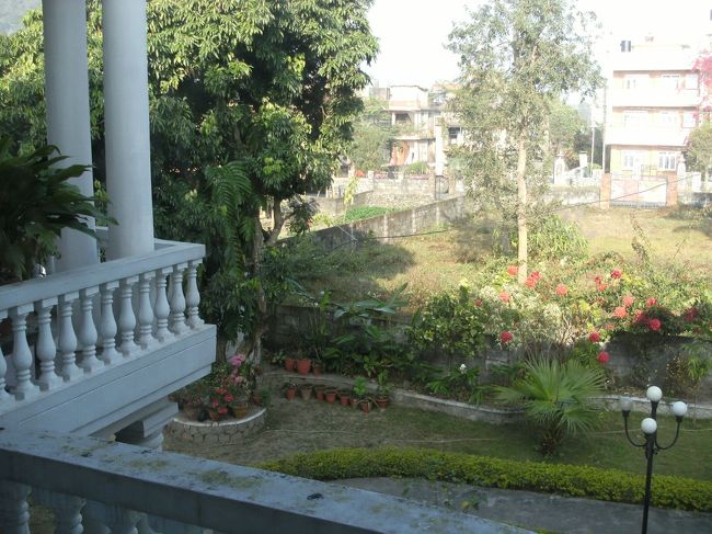 <br />　部屋の窓から見た外の眺め・・・<br /><br />　ダムサイドはレイクサイドより静かだが、バックパッカーはほとんどレイクサイドに泊まるようだ。<br /><br />　そのためにホテル代が安い。このホテルは一泊５００ルピー（７００円くらい、食事なし）だった！