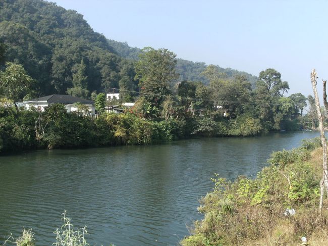 <br />　園内から見たフェワ湖・・<br /><br />　狭い水路のようだ、湖の最も狭いところ・・<br /><br />　Fish Tail・魚の尻尾のようだ。この対岸にFish Tail Hotelというホテルがある。