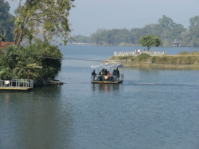 <br />　Fish Tail Hotelに行き来する渡し舟・・