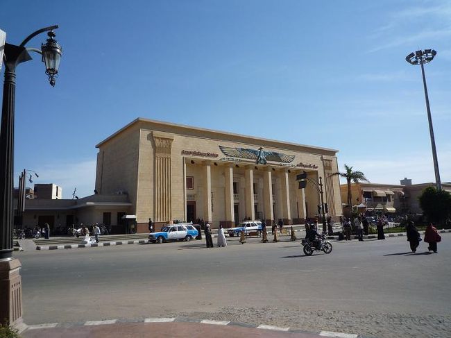 2008/12/04(木）<br /><br />関空/ドーハ間は満席でしたが、ドーハ/ルクソールは割りに空いていました。ルクソール空港で観光ビザを取るには、銀行で両替と共にやってくれます。空港では、主人があやしい人にタクシーまで連れて行かれ心配しましたが、運転手さんは気の弱そうな地元人。英語はぜんぜん理解できませんが、悪い人ではなさそうなので怖くはなかったです。タクシー代はバリバリの観光客料金を払ったと思います。<br /><br />シェラトン・ルクソールホテルは少し古く中心から離れています。ナイル川沿いで景色は楽しめました。一歩外に出るとタクシーや馬車の人が声を掛けてきました。ルクソールはレンタサイクルで回りたいと思っていましたが、ホテル近くのレンタサイクルがボロすぎて使えないので、あきらめて馬車にしました。<br /><br />値段交渉がややこしいので、ルクソール神殿の前で降りて駅に行き、とりあえずアスワンーカイロの寝台列車のチケットを購入しました。ドルをぎりぎり持っていたので良かった。アベラの寝台列車はクレジットカード不可でドルかユーロの支払いになるとの事です。<br /><br />（写真：ルクソール駅） 