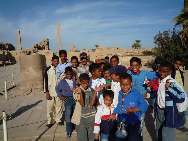 ここでは元気な子供達に沢山出会いました。みんな“アロー、アロー”と声を掛けてきます。”My name is ○○”と言うので、こちらも英語で答えるととても喜んで握手を求められたりしました。主人はこのスター扱いに戸惑いながらも、子供達と記念撮影したりしていました。広い神殿内を見学後、神殿の外のカフェでお茶して、夜に行われる音と光のショーを予約しました。<br /><br />（写真：カルナック神殿の子供達） 