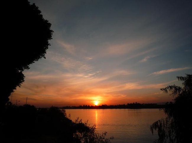 夕暮れになったので、ナイル川沿いの遊歩道から夕陽を眺めました。音と光のショーは幻想的で良かったです。時間のある方にはお勧めします。足元が暗いので、私達はペンライトを持って行きました。<br /><br />帰りに乗ったタクシーの運転手さんが誠実そうな人だったので、交渉して次の日に王家の谷を回ってもらうことにしました。自転車が手配出来なかったので、一安心でした。運転手さんはいい値より少し安くしてくれたが、それが適正価格かどうかは未だに全然解りません。もういい年だから、バックパックの若者のように値切り倒すことは主人には出来ません。この後も気持ちよく旅を続けることが大前提となりました。<br /><br />（写真：ナイル川の夕陽）<br /><br />