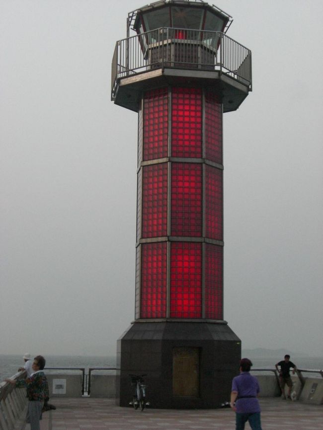 高松に戻ってきた！<br /><br />赤灯台にて！<br /><br />世界初の、全部ガラス張りの灯台らしいよ☆