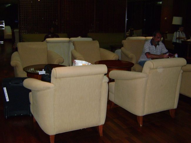 デンパサール空港のプレミアムラウンジ。<br /><br />いよいよ帰国です。