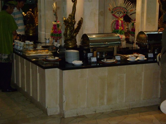 お腹が空いてたので、サンドウイッチなどをガツガツと。<br /><br /><br />満腹になると瞼が閉まる〜〜。<br /><br />ﾊｯ！慌てて起きて搭乗口へ。<br /><br /><br /><br /><br />