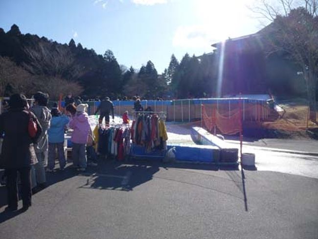 箱根園の前の広場に小さな雪山が作ってあって、<br />子供がソリを楽しんでました。<br />上着もレンタルしてるみたい。