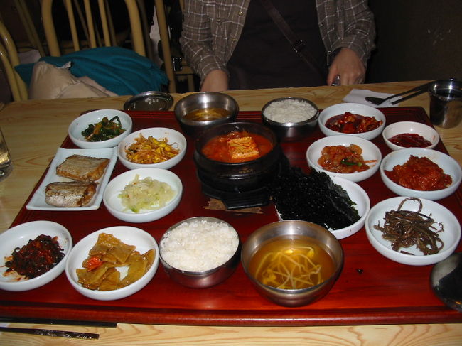 アックジョンに行き、ソウルナビで見つけたお店で<br />ランチにしました。<br />太刀魚の塩焼き定食と豆腐チゲ定食。<br />二つが一緒になって出てきました。<br />副菜？の小さなカニのキムチみたいなのがすごく美味しかったです。