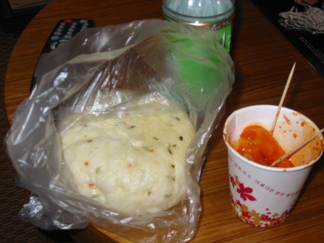 お昼が遅かったのであまりおなかがすかず<br />2日目の夕食は屋台で買ってホテルで食べました。<br />右がトッポギ、左が肉まんです。