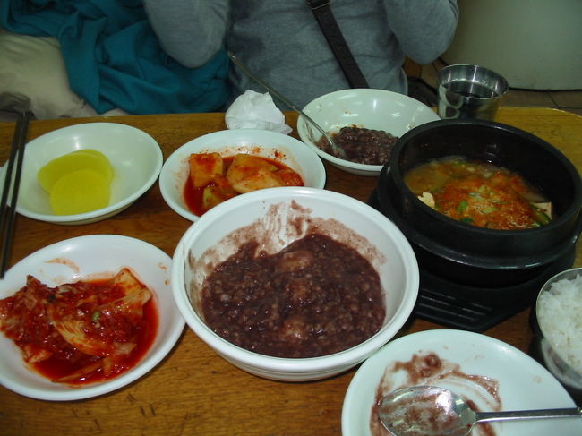 市場で友人母のおすすめののりを買ってから昼ごはん。<br />小豆のお粥と味噌チゲ。<br />