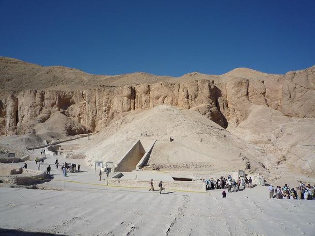 2008/12/05(金）<br /><br />昨日の運転手のKAREMが、時間より早く来て私達を待っていてくれました。王家の谷では、ツタンカーメン王墓の入場券を入り口で買い忘れて中に入れなかったのを、主人はとても残念がっていました。ラムセス６世、トトメス3世、ラムセス1世のお墓を見学しましたが、何千年も前のレリーフの色彩が美しく残っているのがとても不思議でした。トトメス3世のお墓は急勾配を上がったり降りたりとスリリングでした。お墓の中は空気の循環が悪いので夏に訪問すると大変だろうなと思いました。<br /><br /><br />(写真：王家の谷)<br /><br />